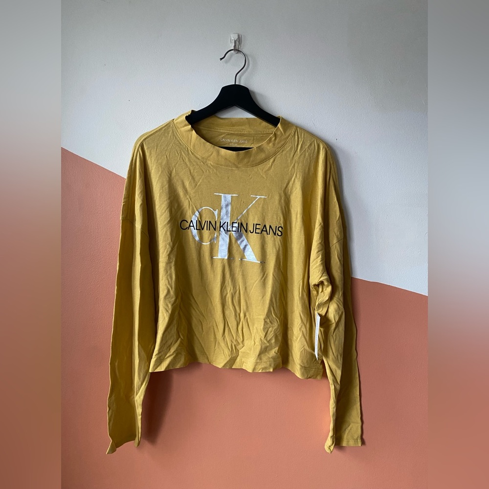 Calvin Klein NWT long sleeve mock neck graphic tee